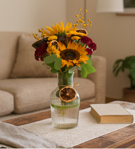 Solis Velvra Çizgili Cam Vazoda Kasımpatı Aranjmanı