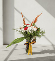 Cam Vazoda Papatyalar ve Karanfiller