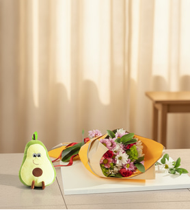 Sarı Bukette Papatyalar, Güller ve Avokado Yastık