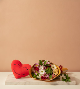 Sarı Bukette Papatyalar, Güller ve Kalp Yastık