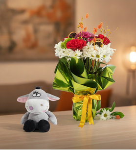 Yeşil Buket Kağıdında Karanfil ve Peluş Eşek