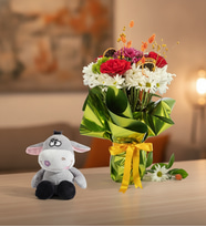 Yeşil Buket Kağıdında Karanfil ve Peluş Eşek
