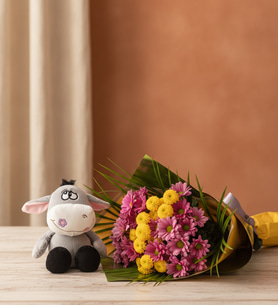 Sarı Yeşil Buketli Pembe Papatyalar ve Peluş Eşek