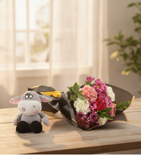 Siyah Buket Kağıdında Pembe Karanfil ve Peluş Eşek
