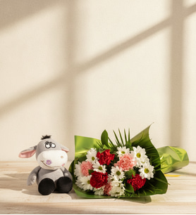 Yeşil Buket Kağıdında Karanfiller ve Peluş Eşek