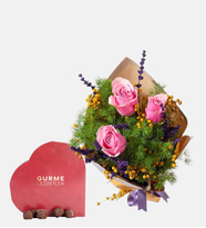 Sarı Buket Kağıdında Pembe Gül ve Gurme Lezzetler