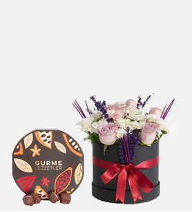 Siyah Kutuda Lila Güller ve Yuvarlak Gurme Lezzetler
