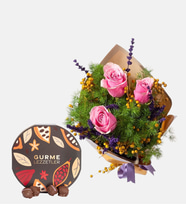 Sarı Buket Kağıtlı Pembe Gül ve Yuvarlak Gurme Lezzetler