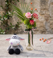 İnce Cam Vazoda Pembe Beyaz Güller ve Peluş Eşek